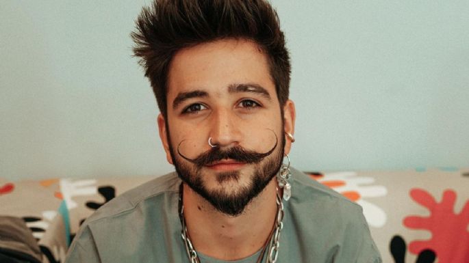 Camilo revela el SECRETO de su bigote con un tierno VIDEO