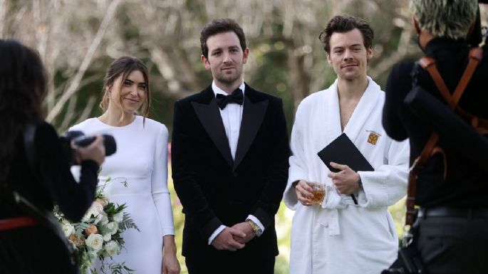 Harry Styles oficializa la boda de su manager EN BATA (FOTOS)