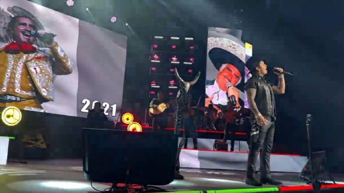 Al borde de las lágrimas, Christian Nodal hace homenaje a Vicente Fernández (VIDEO)