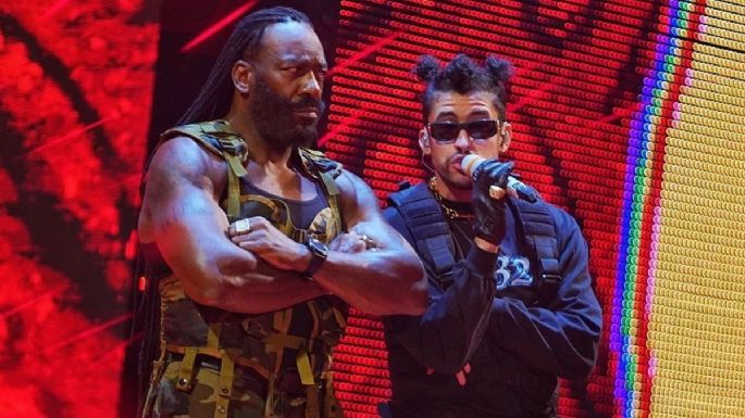 Bad Bunny: canta con Booker T y se lanza desde la tercera cuerda en el Royal Rumble (VIDEO)