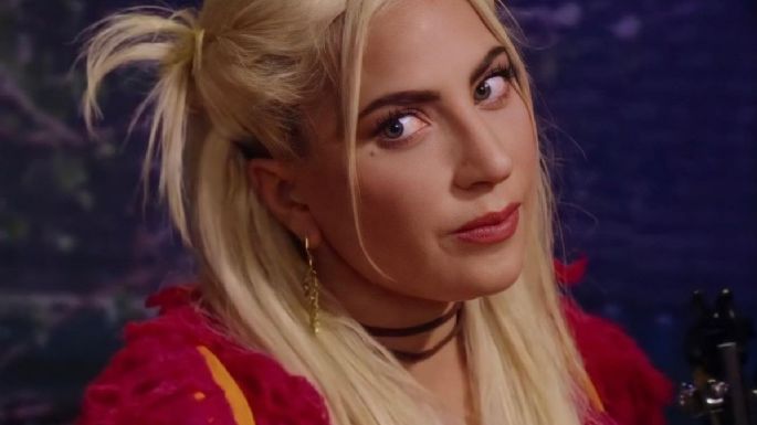 Lady Gaga se viste como Phoebe y canta 'Smelly Cat' en ‘Friends: The Reunion’