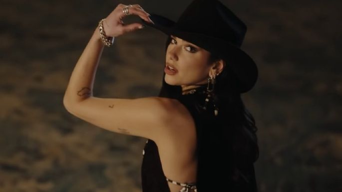 Dua Lipa se vuelve 'payasita de rodeo' en 'Love Again', y los MEMES lo festejan