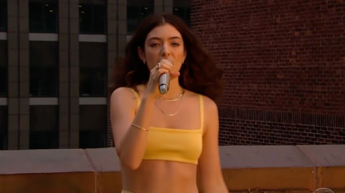 Lorde sorprende con burbujas y espejos en su presentación de 'Solar Power' en The Late Show (VIDEO)