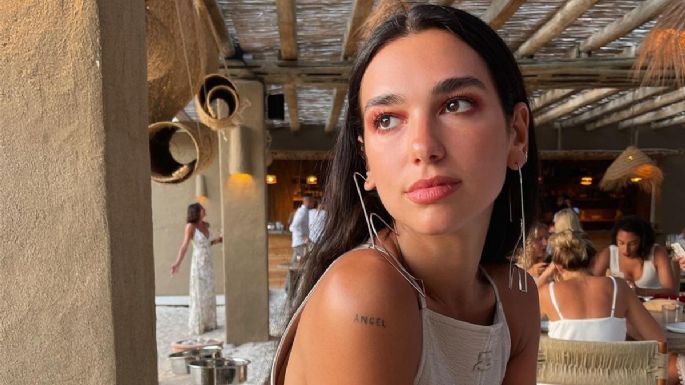 Dua Lipa luce un encantador vestido blanco y posa frente al amanecer (FOTOS)