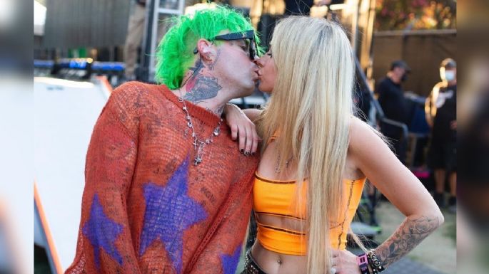 Avril Lavigne y Mod Sun se dan apasionado BESO en la alfombra de los VMAS 2021