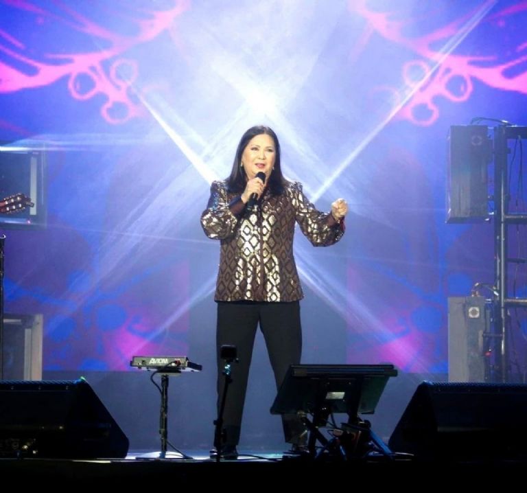 Así fue com los fanáticos de Ana Gabriel iniciaron una pelea en la fila para comprar boletos para su concierto de Guadalajara