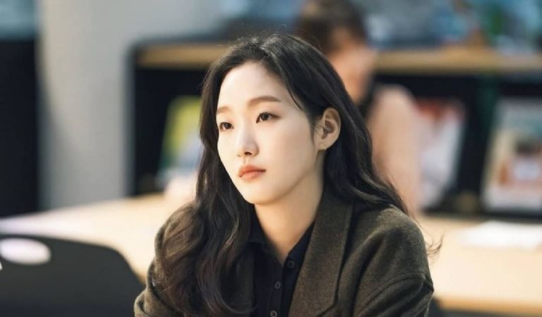 La conocida actriz de k dramas, Kim Goeun, comparte su belleza con todos con sus fotos