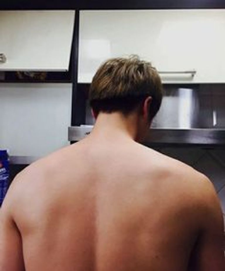 La espalda de Jin de BTS no te la puedes perder. Estas fotos son prueba de su gran atributo 