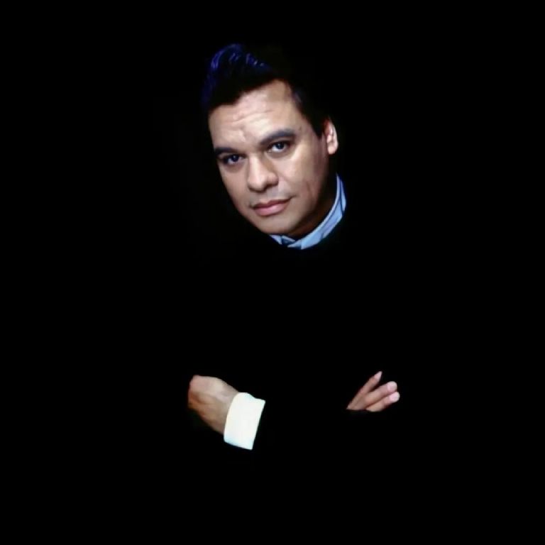 Juan Gabriel escribió Abrázame muy fuerte por una razón que te tocará el corazón. Esta es la historia