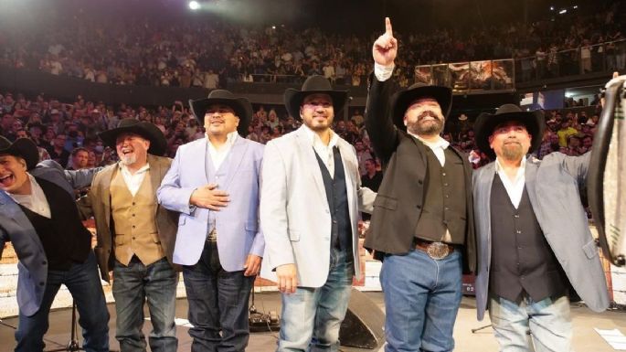 ¿Qué le pasó? Ricky Muñoz, vocalista de Intocable, se desvanece en pleno concierto en CDMX (VIDEO)