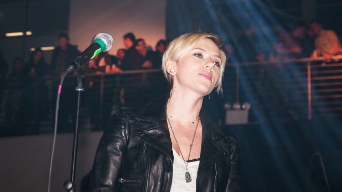 Scarlett Johansson es vocalista de esta banda que le hizo cover a New Order | VIDEO