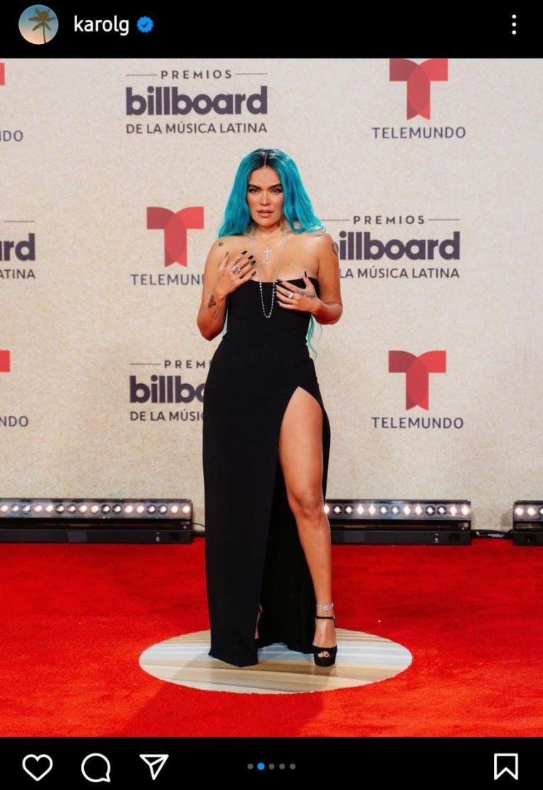 Karol G pelo azul fotos