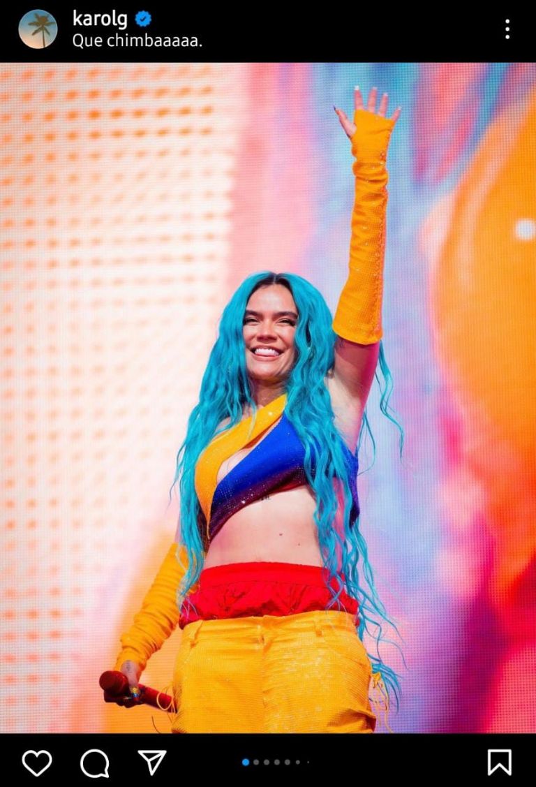 Karol G pelo azul fotos