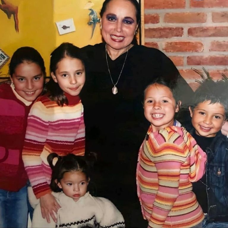 Est aes la foto que Majo Aguilar y Ángela Aguiar subieron para recordar a su abuelita