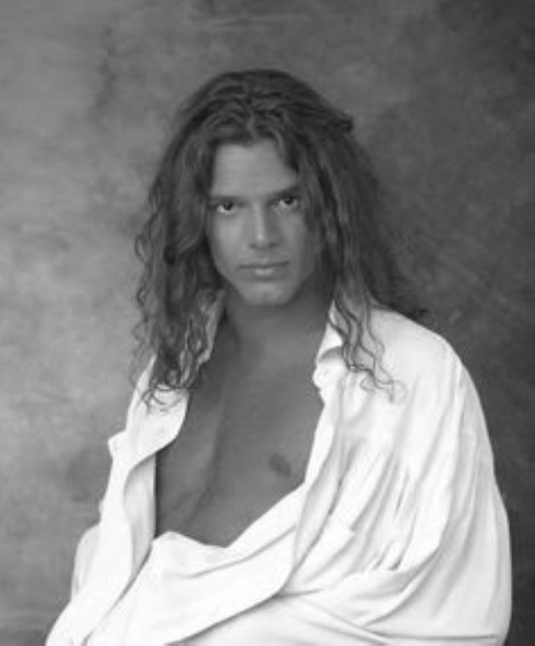 De joven, Ricky Martin es fue todo un playboy. El pelo largo era su corona.