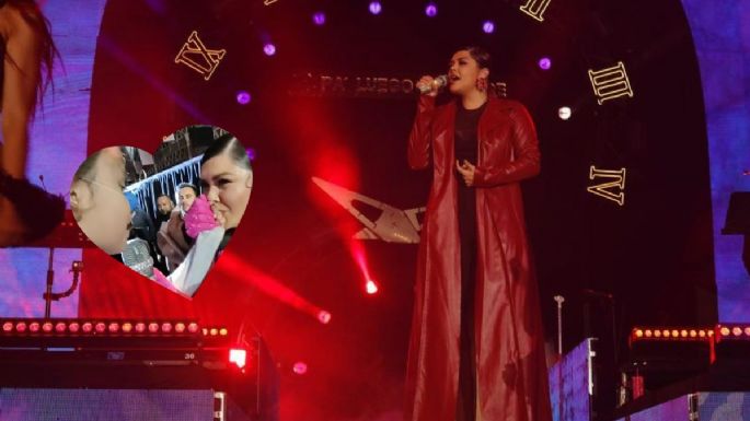 Yuridia canta y llora con fan con autismo en concierto