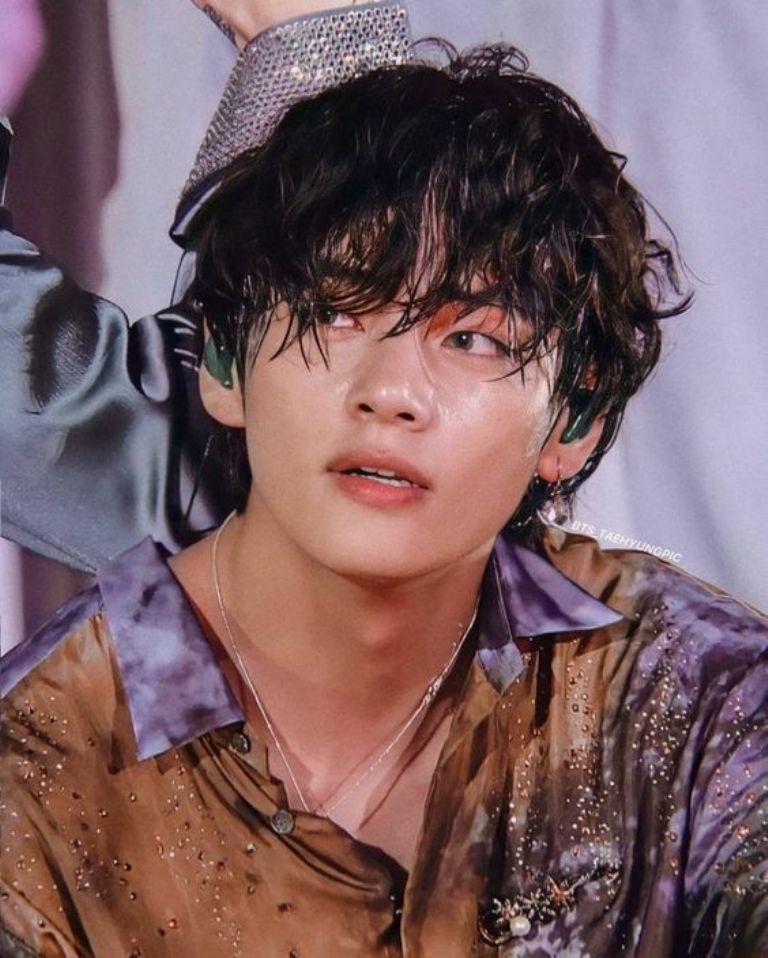 Fotos de V de BTS con el cabello mojado