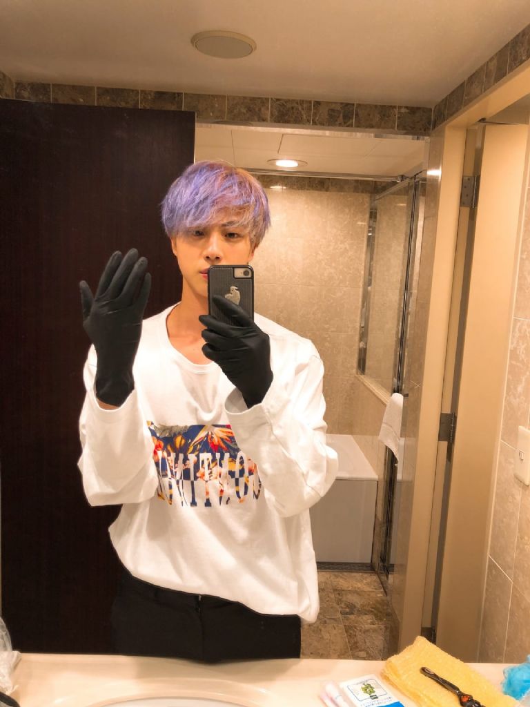 Jin de BTS con el cabello morado se veía increíble