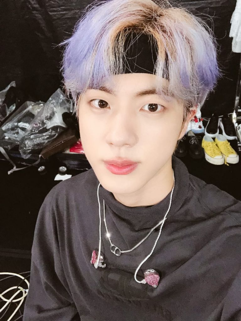 Todos amamos a Jin de BTS con el cabello morado