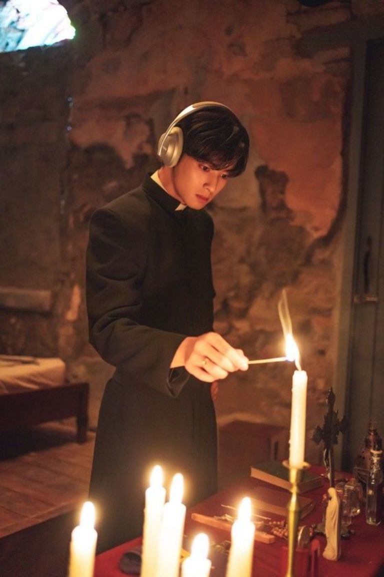 Fotos-guapo-Cha-Eun-Woo-sacerdote