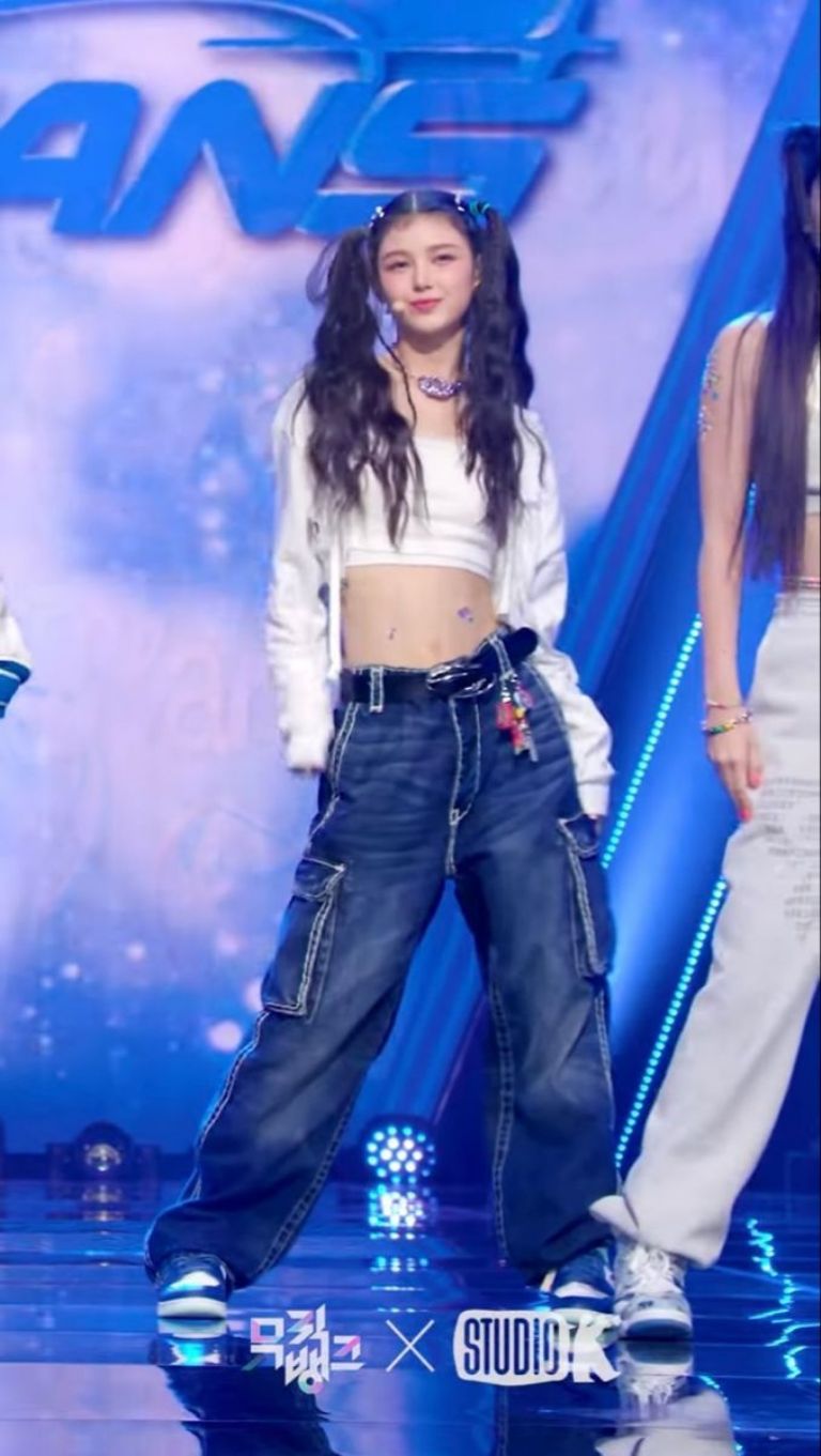 outfits Y2K inspirados NewJeans Music Bank