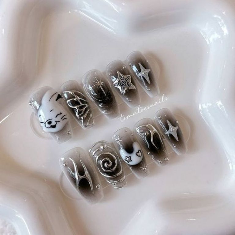 Entre los diseños de uñas que te puedes llevar al Music Bank están estos inspirados en la banda de kpop NewJeans