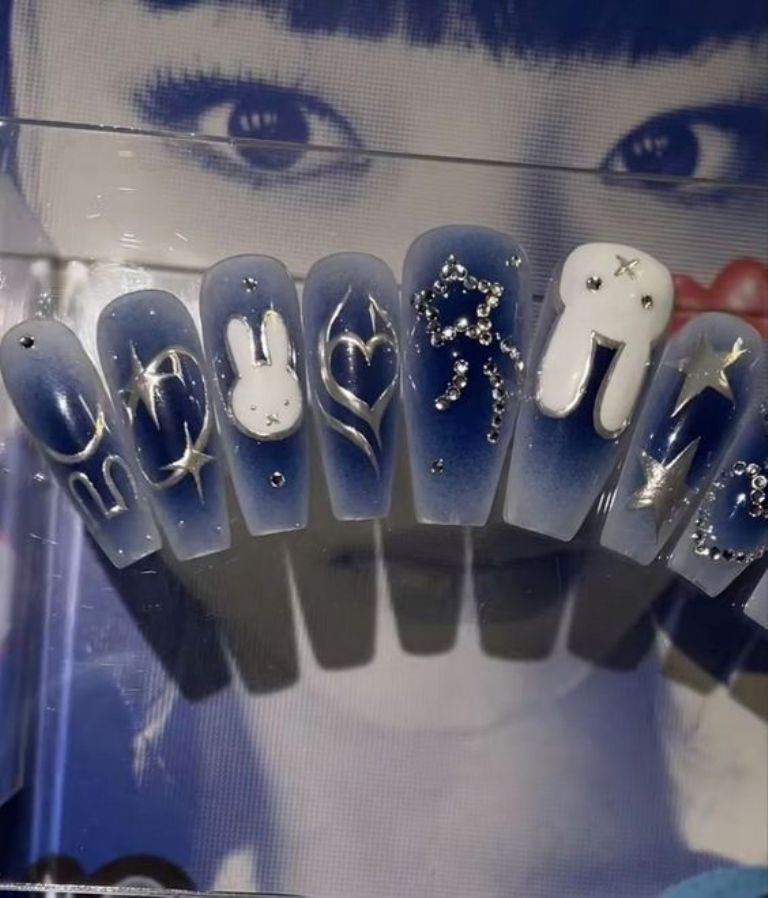 Estos diseños de uñas para el Music Bank están inspirados en la banda de kpop NewJeans