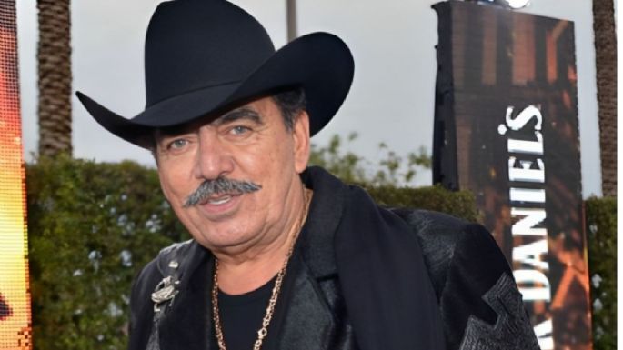 3 canciones de Joan Sebastian perfectas para limpiar el baño