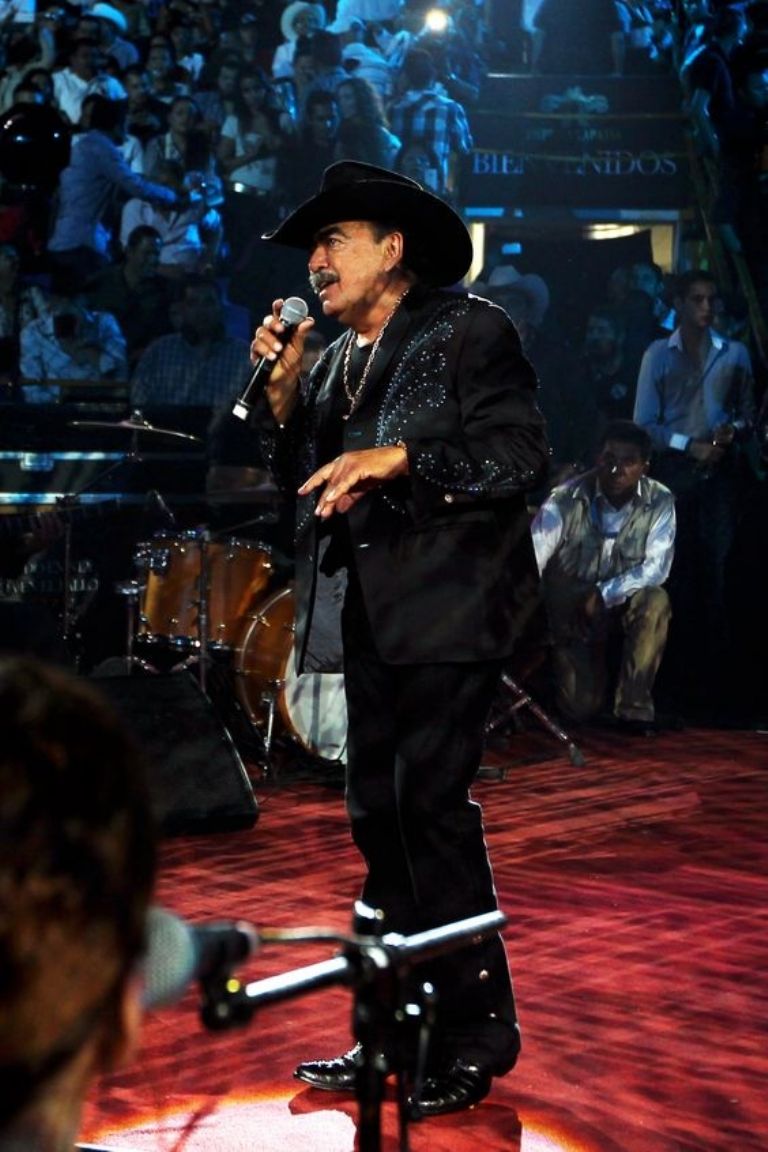 Si quieres cantar mientras vas a limpiar el baño entonces checa estas canciones de Joan Sebastian