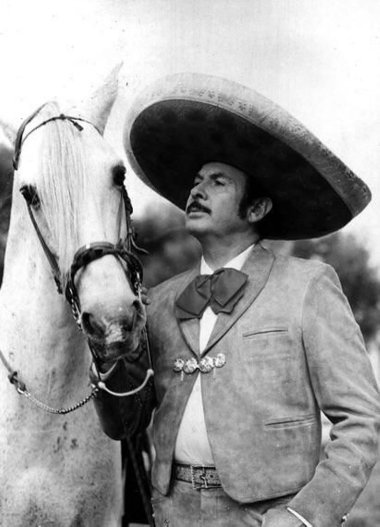 Antonio Aguilar tiene esas canciones que te harán llorar y limpiar la casa