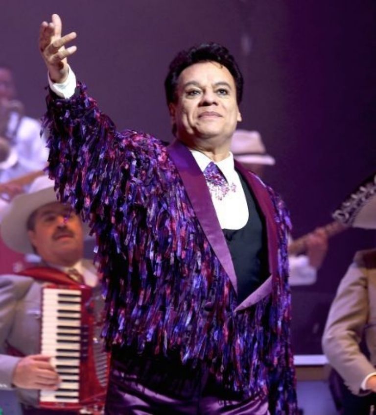 El viaje en transporte público será más ameno con estas canciones de Juan Gabriel si las reproduces cuando vas en el camión