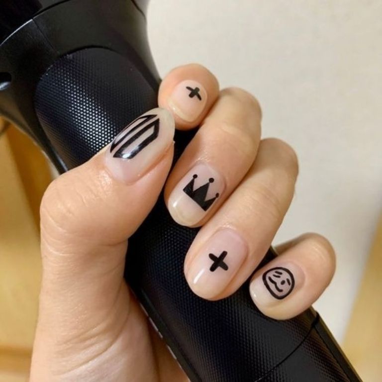 Manicura ARMY inspirada en BTS