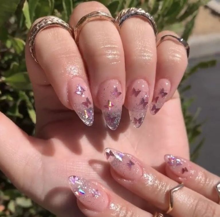 Kenia Os tiene el mejor diseño de uñas para una manicura kenini