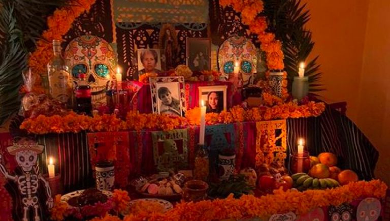 Canciones de Juan Gabriel para dedicarle a tu mamá en Día de Muertos