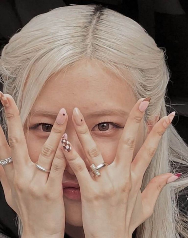 Tienes que recrear estos diseños de uñas de Rosé de BLACKPINK en tu manicura Blink