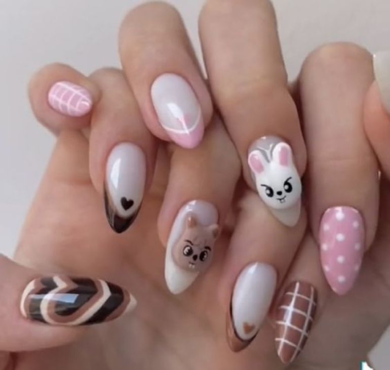 Si eres fan de Stray Kids entoncestendrás que hacerte estos diseños de uñas de la banda de kpop y sus personajes de SKZOO