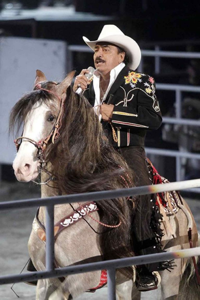 Joan Sebastian tiene canciones que los enamorados debes de dedicar