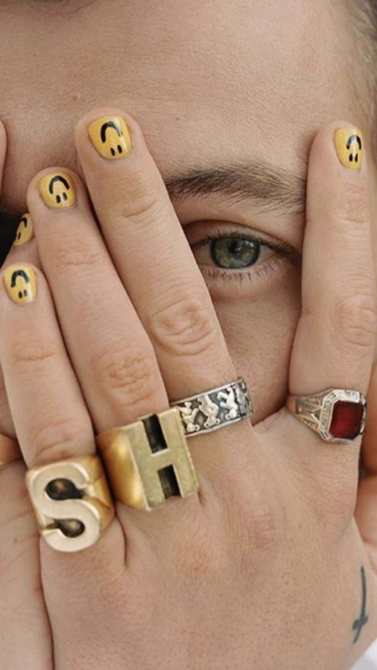 Este diseño de uñas de Harry Styles debe de estar en tu manicura
