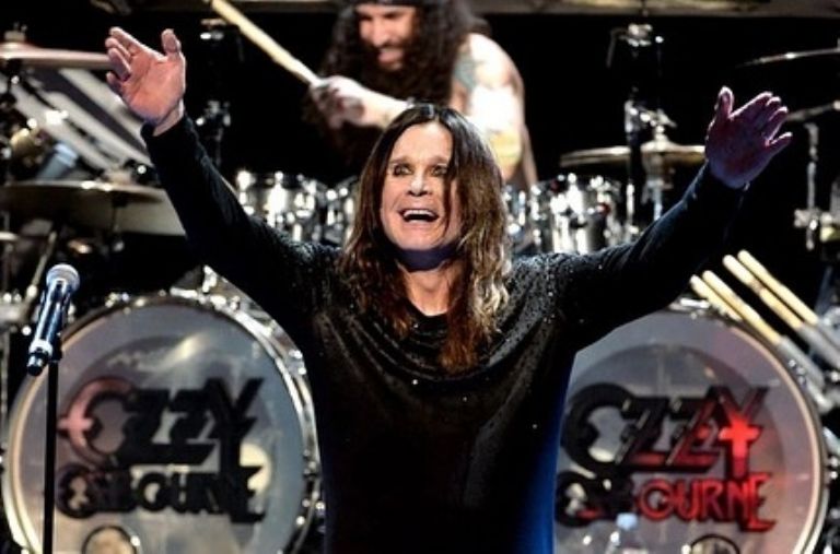 Luego de anunciar su retiro de los escenarios Ozzy Osbourne de Black Sabbath busca la manera de seguir tocando su música