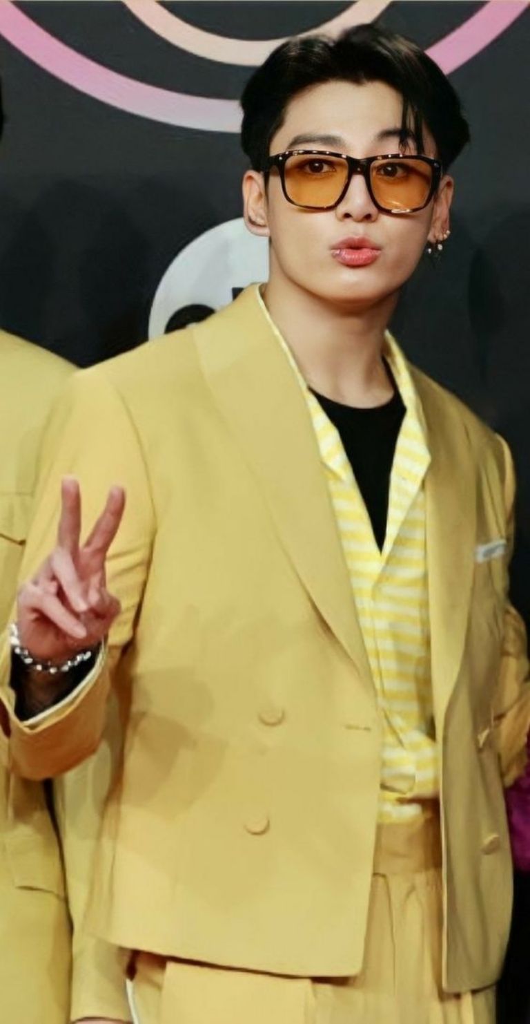 Jungkook de BTS se ve bastante guapo en las fotos con estos looks AMAs 2021