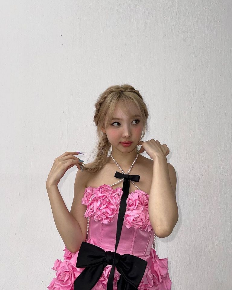 Recrea estos peinados de Nayeon de Twice diadema de trenza