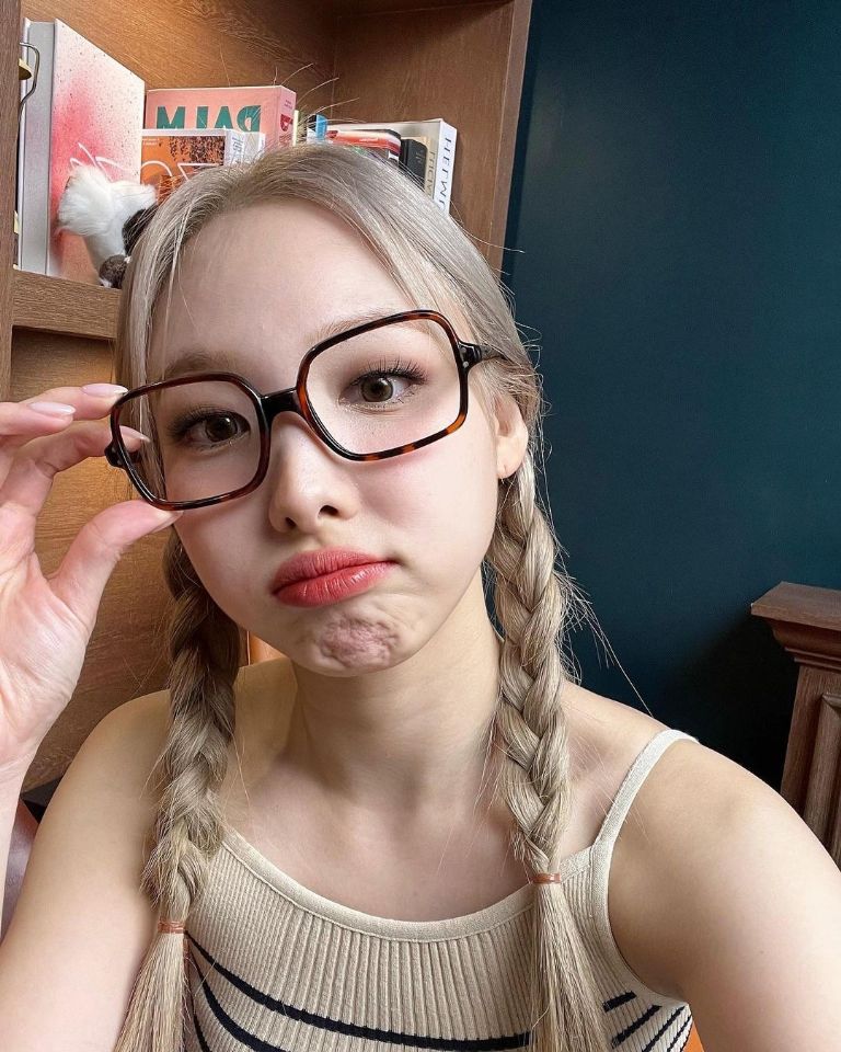 Recrea estos peinados de Nayeon de Twice dos trenzas