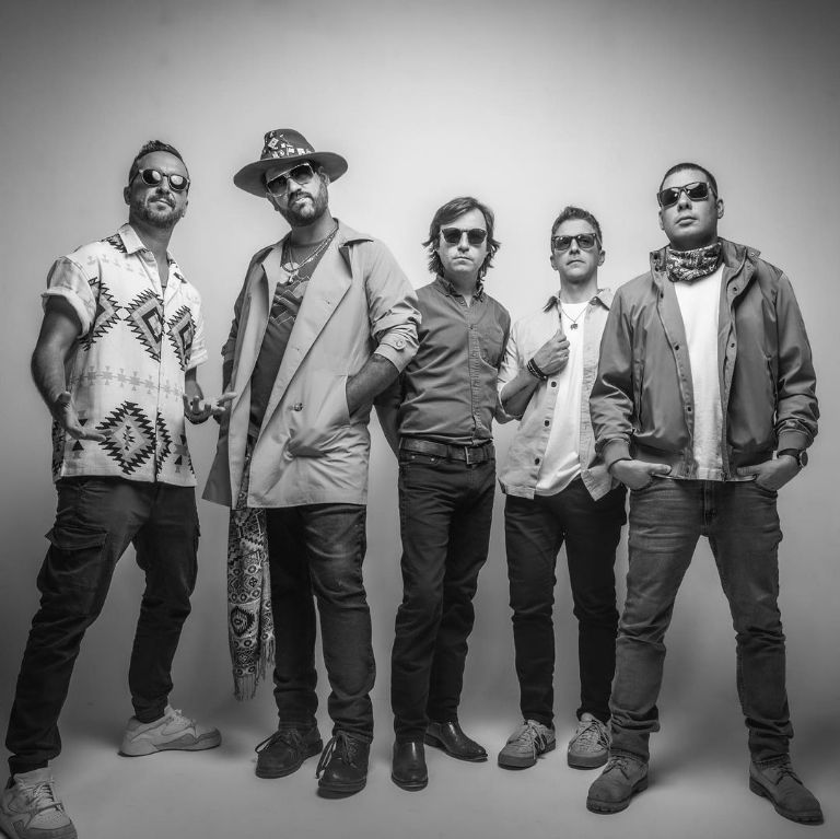 Bandas del Vive Latino que te harán recordar tu adolescencia Los Claxons