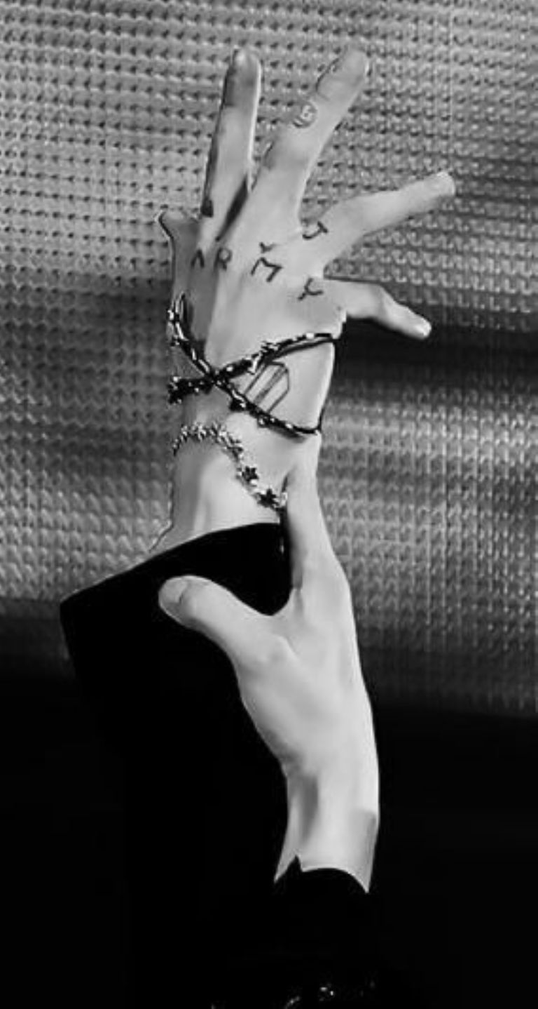 Checa estas fotos de la mano tatuada de Jungkook de BTS  Fake Love