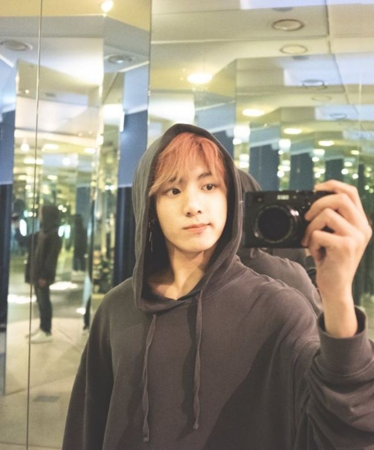 jungkook de BTS fotos en el espejo