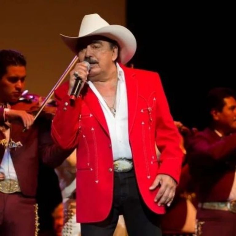 Hasta que amanezca es la canción de Joan Sebastian que te ayudará a seducir a alguien y llevártela a la cama