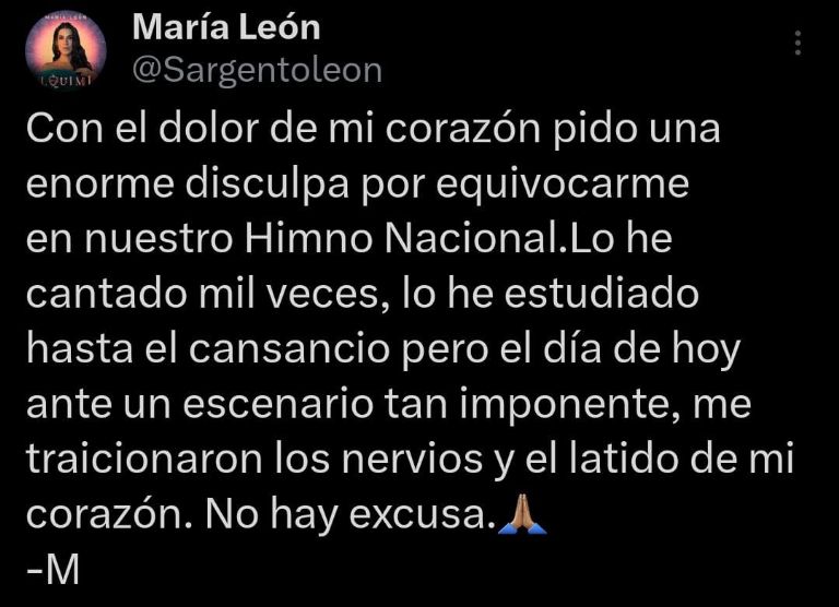 Abuchean a María León por equivocarse en el Himno Nacional