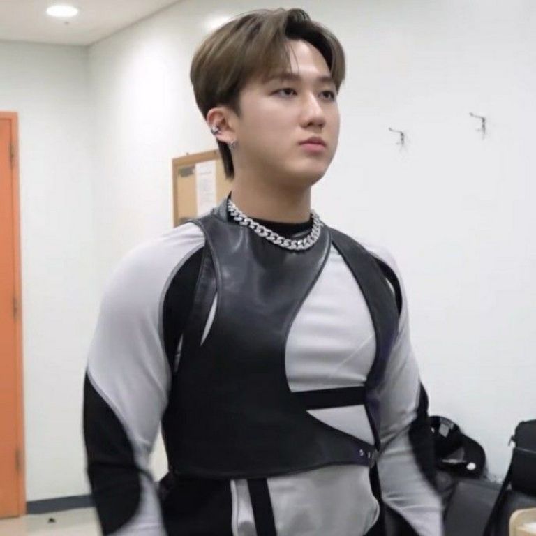 Changbin Stray Kids brazos bíceps 