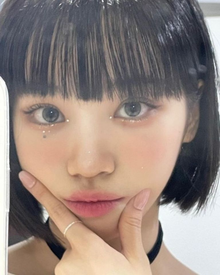 Recrea los estilos bonitos de las idols de LE SSERAFIM con este maquillaje brillos