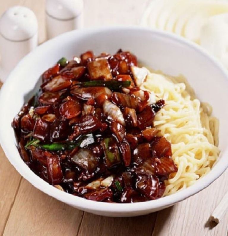 Cómo hacer la comida surcoreana jajangmyeon 